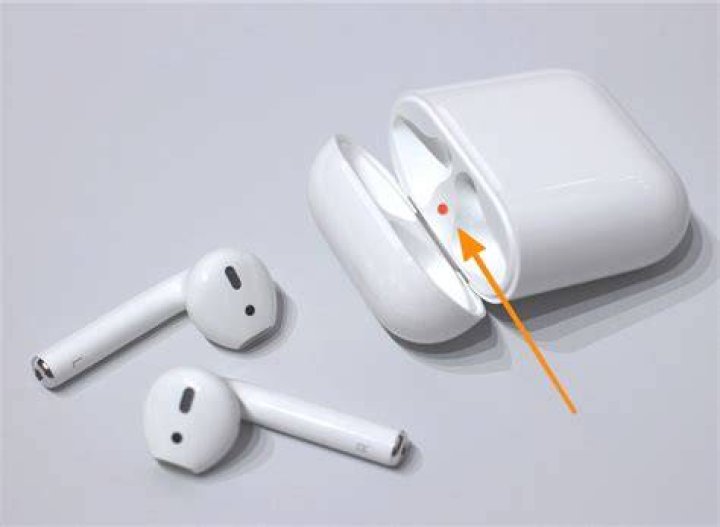 AirPods Blinking Orange? How to Fix It