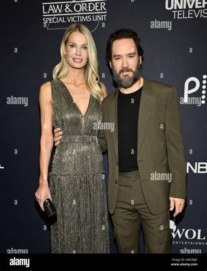 Image of Catriona Gosselaar with her husband Mark-Paul Gosselaar and with their kids