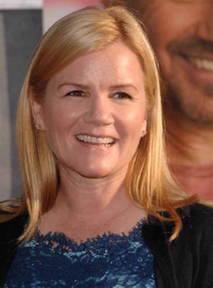Mare Winningham in a black cloth in poses for a picture.