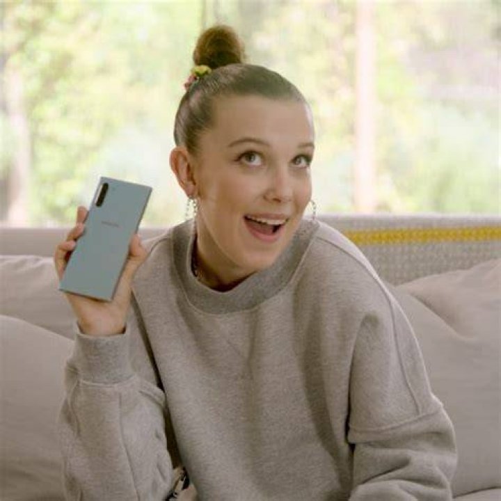 Millie Bobby Brown Samsung Galaxy Z Flip 3 Millie Bobby Brown - Samsung Galaxy Z Flip 3