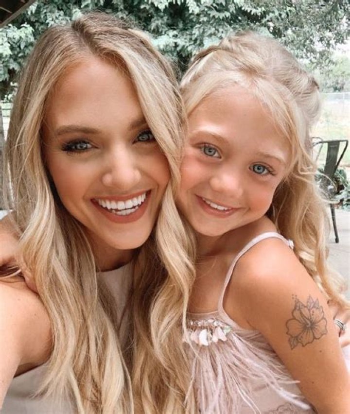 Savannah LaBrant with her daughters