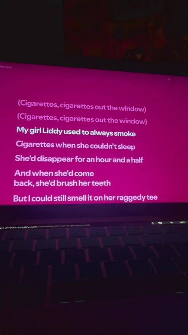 She hates the smell of cigarettes lyrics